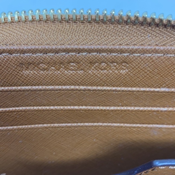 𝅺MICHAEL Kors leather brown wristlet zipper closure - Picture 6 of 8